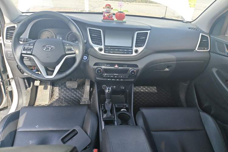Used Hyundai Tucson 2015 1.6T Dual-Clutch Two-Wheel-Drive Smart Model Center Console