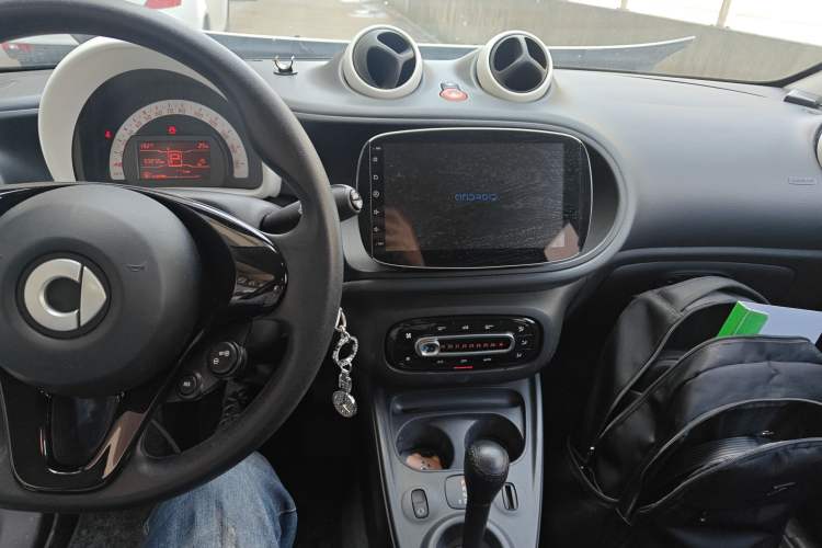 Used smart forfour 2016 1.0L 52 kW Dynamic Edition Center Console