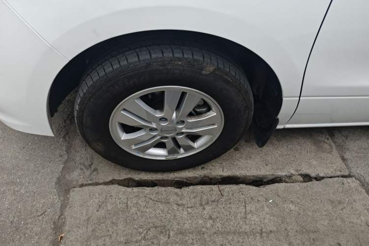 Used FORTHING Lingzhi PLUS 2023 2.0L Manual Luxury CNG 7-Seater
