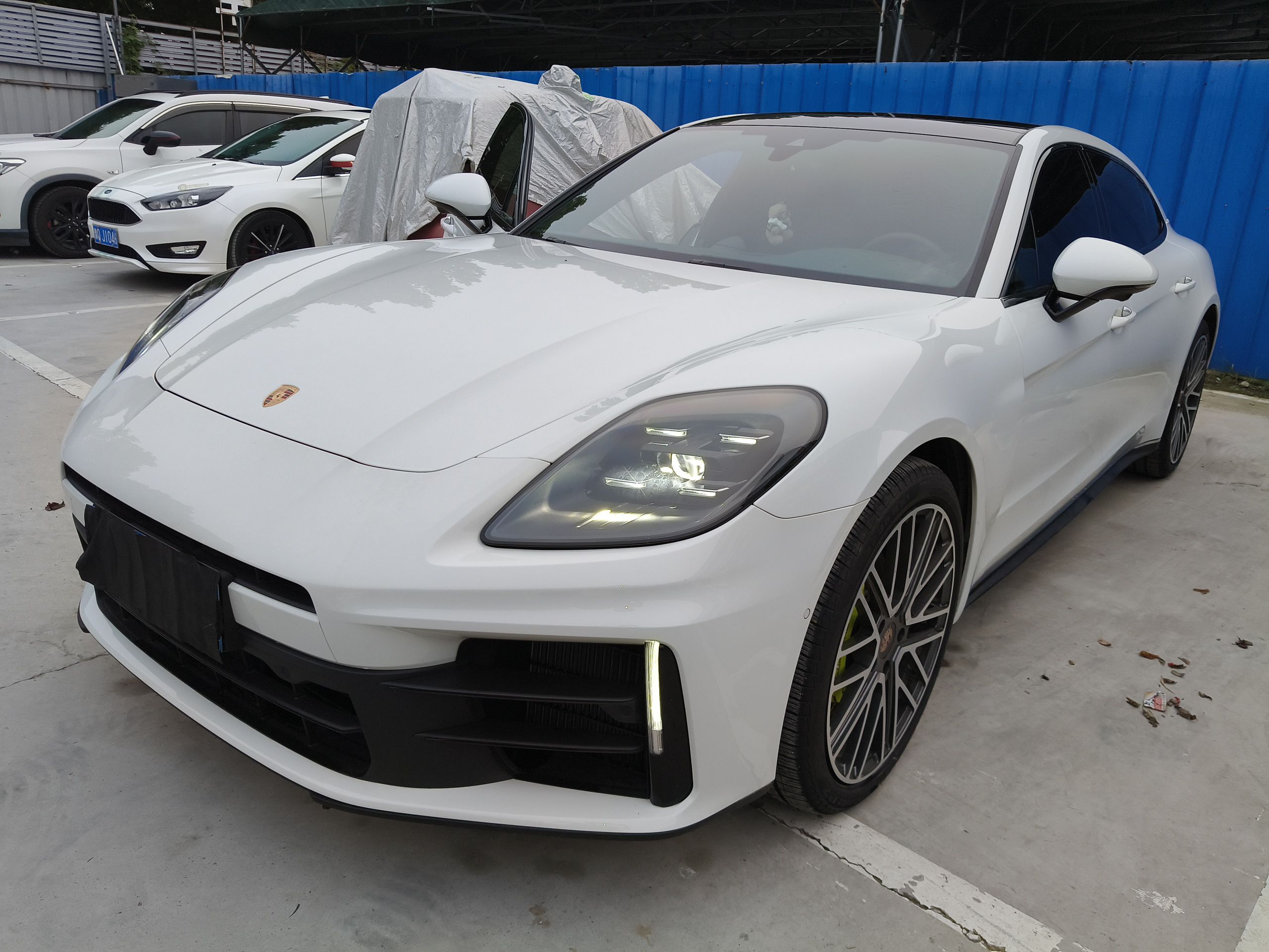 تحت مقدمة السيارة