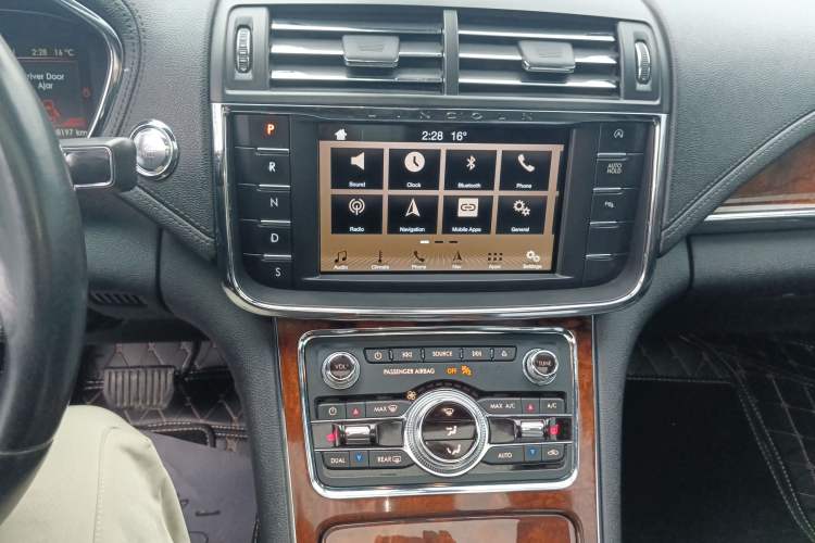 Used Lincoln Continental 2017 2.0T Two-Wheel Drive Deluxe Edition Audio And AC Panel