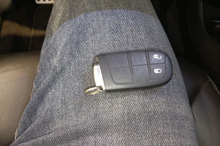 Used Dodge Journey 2013 2.4L Two-Wheel Drive Luxury Version Vehicle Key