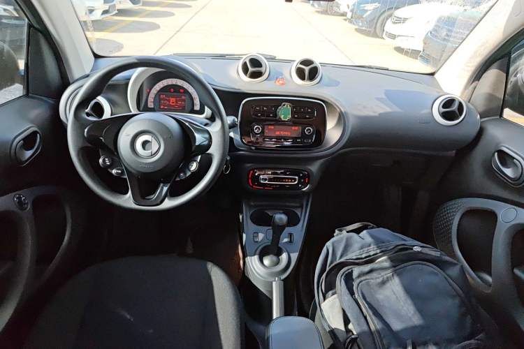 Used smart fortwo 2018 1.0L 52kW Hardtop Dynamic Version China V Center Console