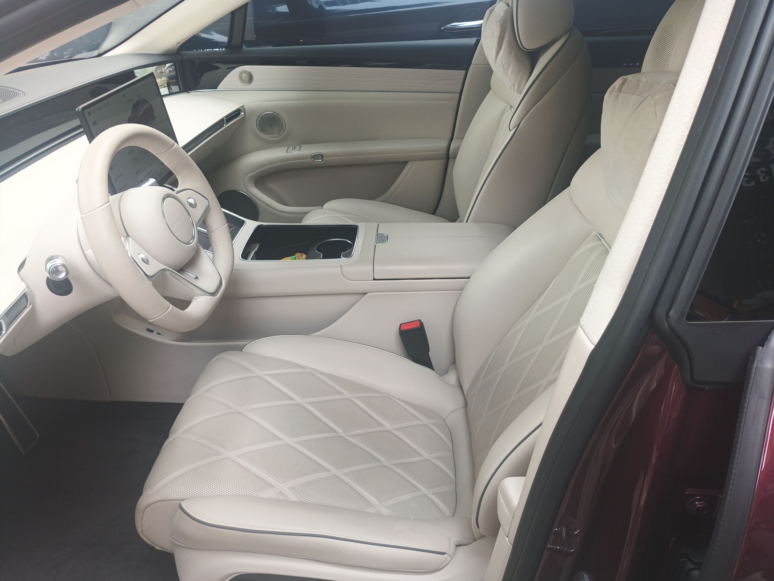 المقاعد الأمامية داخل السيارة