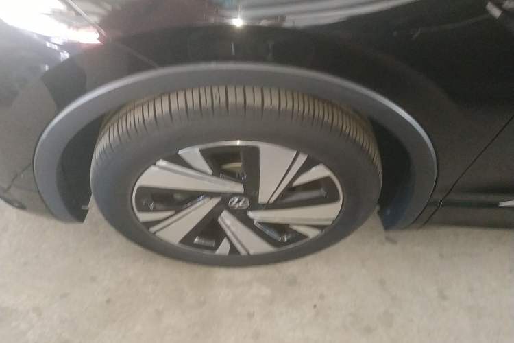 Used Volkswagen Tiguan L 2023 Restyled 330TSI Automatic Two-Wheel Drive R-Line Enhanced Comfort Version Left Front Wheel Hub