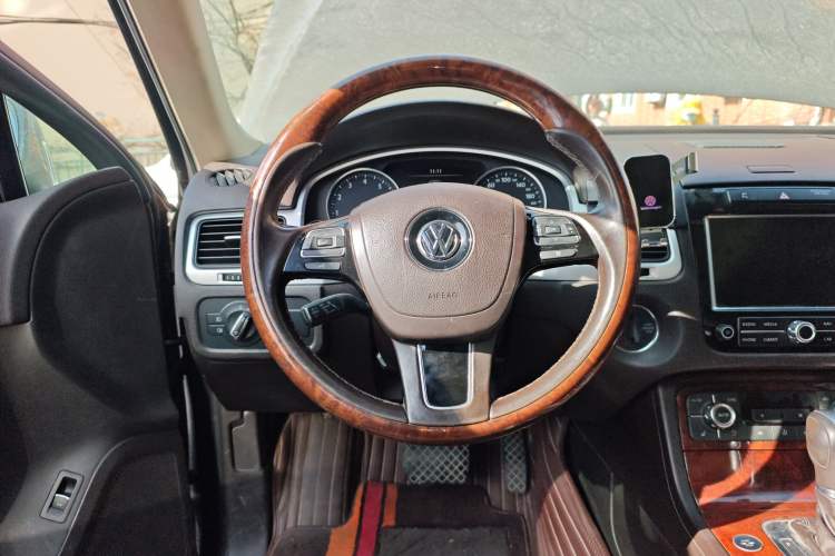 Used Volkswagen Touareg 2011 3.0 TSI High-End Version Steering Wheel