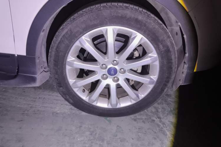 Used Ford Kuga 2013 1.6L GTDi Two-Wheel-Drive Trend Model Right Front Wheel Hub