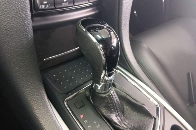 Used JMC Yusheng S350 2014 2.4T Automatic 2WD Diesel Luxury Version with Sunroof 5 Seats
