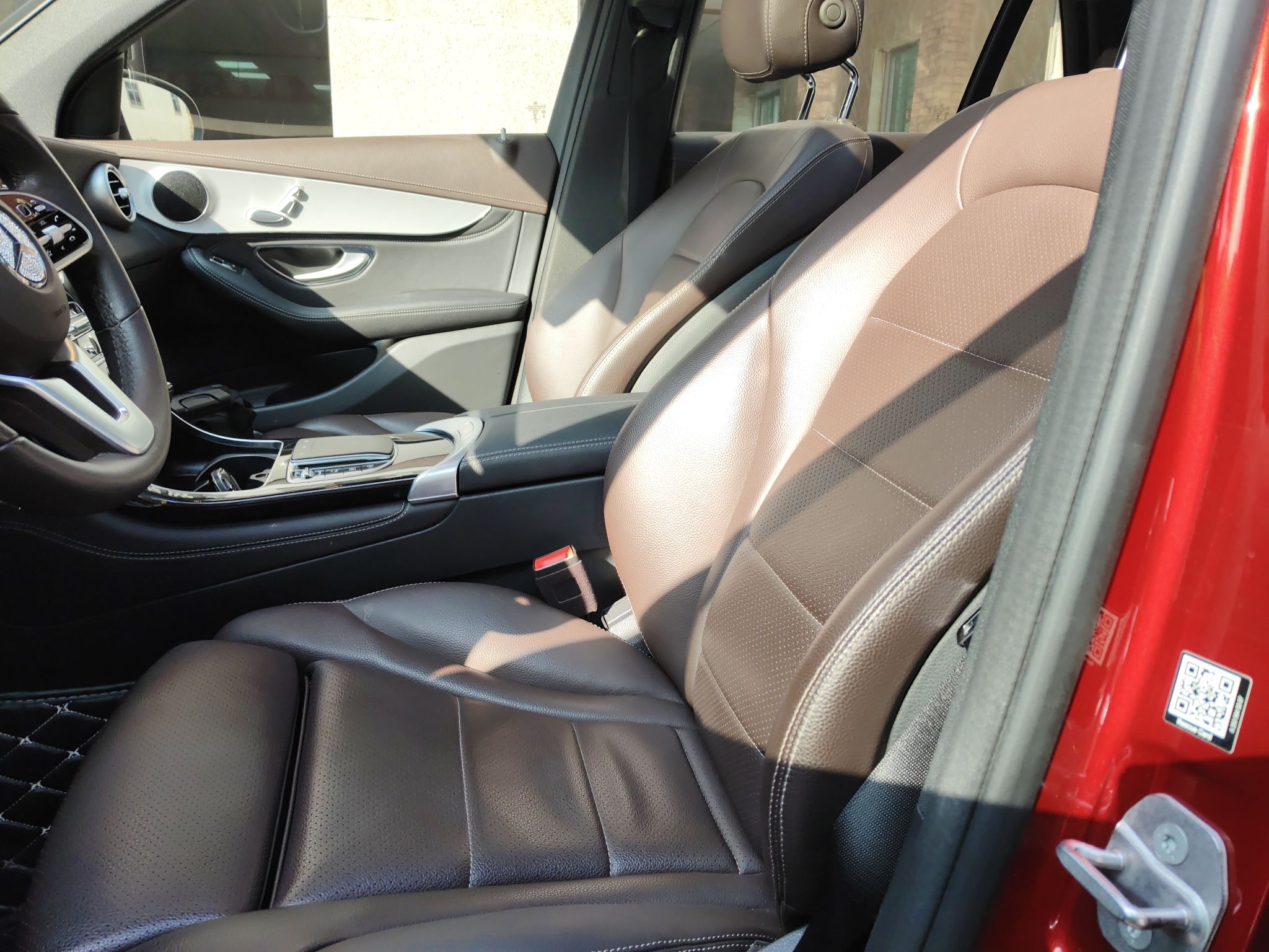 Переднее сиденье в автомобиле