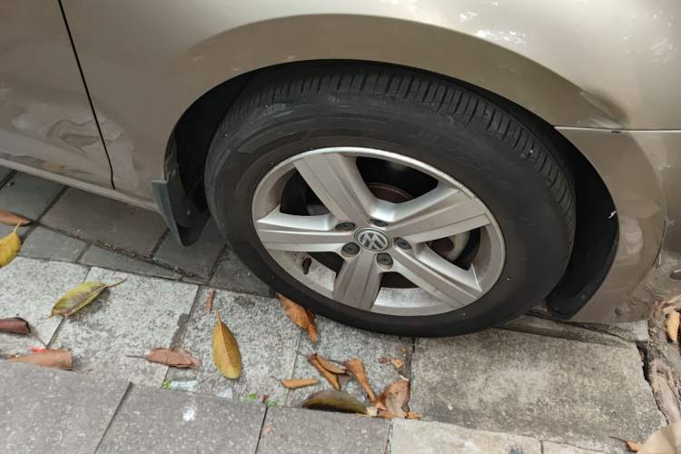 Used Volkswagen Golf 2015 1.6L Automatic Comfort Model Right Front Wheel Hub