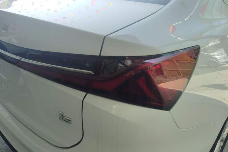 Used Roewe i5 2026 Model 1.5L CVT Luxury Version Right Rear Taillight