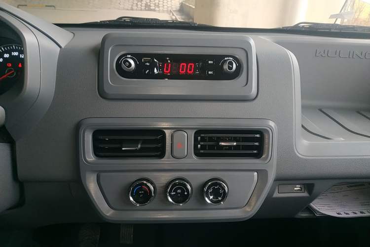 Used Wuling Yangguang 2024 300KM Comfort Version Passenger Van 75kW