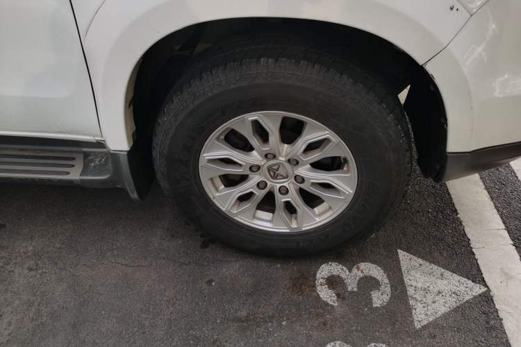 Used JMC Yusheng S350 2016 2.4T Automatic 2WD Diesel Luxury Version with Sunroof 5 Seats Right Front Wheel Hub