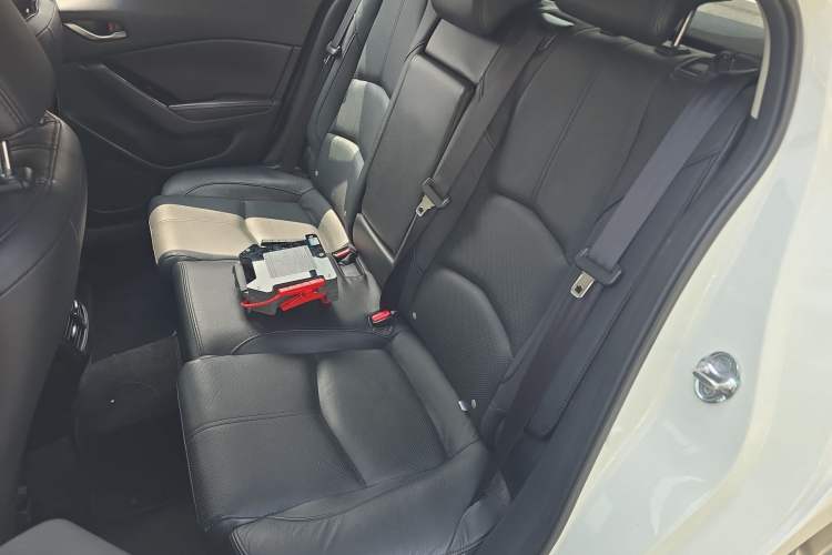 Used Mazda 3 Axela 2017 Hatchback 2.0L Automatic Sport Model China V Emission Standard Left Rear Seat