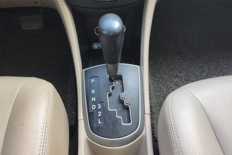 Used Hyundai Verna (older generation) 2014 1.4L Automatic Smart GLS Gear Lever