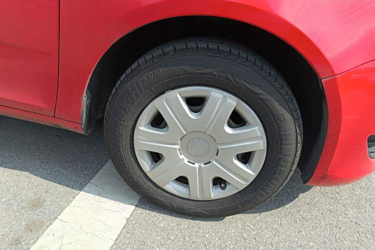 Used Skoda Fabia 2014 1.4L Automatic Crystal Edition Right Front Wheel Hub