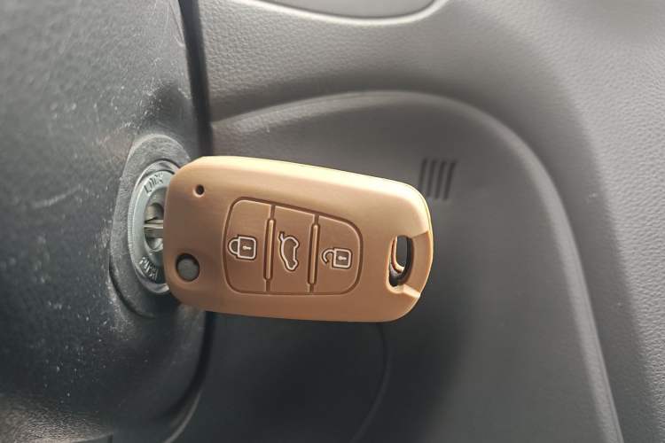 Used Kia Carens 2011 2.0L 7-Seater Automatic Standard Edition Vehicle Key