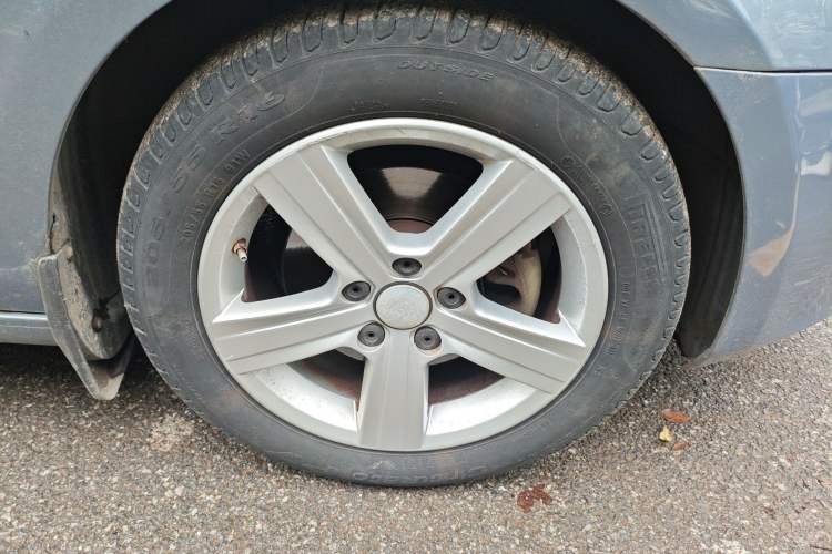 Used Volkswagen Golf 2012 1.4 TSI Automatic Comfort Edition Right Front Wheel Hub