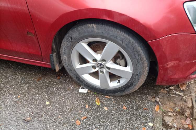 Used Volkswagen Sagitar 2012 1.6L Automatic Fashion Edition Right Front Wheel Hub