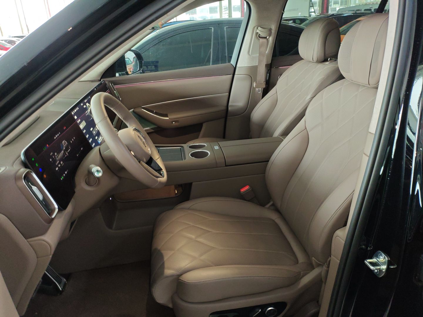 المقاعد الأمامية داخل السيارة