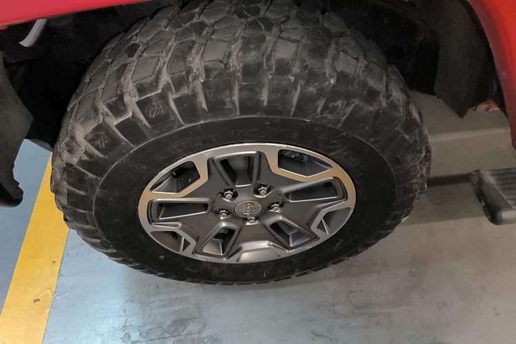 Used Jeep Wrangler 2017 3.0L Sahara Four-Door Comfort Edition Left Front Wheel Hub