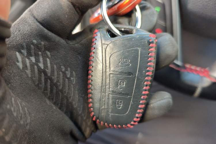 Used Hyundai Santa Fe 2013 Revised Version 2.4L Automatic All-Wheel Drive Luxury Trim