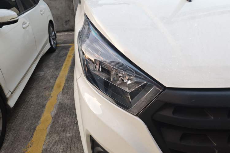 Used Jinbei Gold Hiace 2022 2.0L Passenger Van Magic Lion 7-Seater