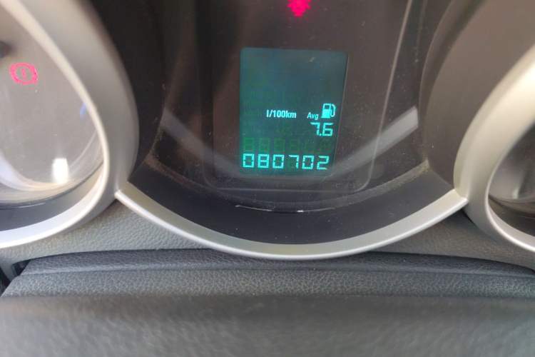 Used Chevrolet Cruze 2013 1.6L SE MT Odometer Close Up