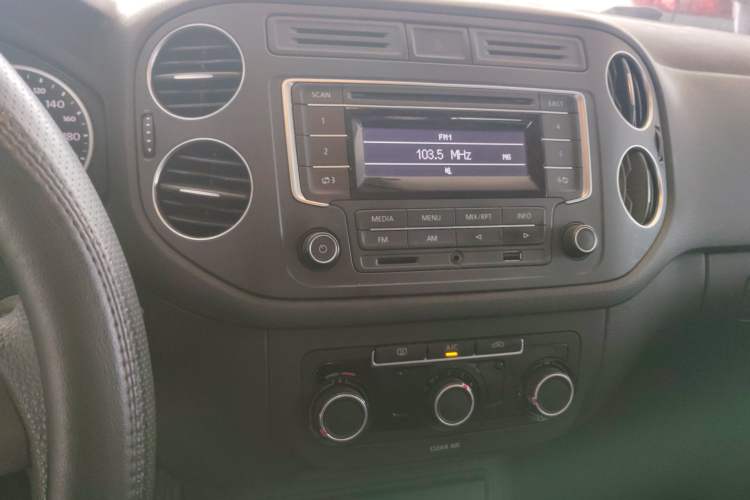 Used Volkswagen Tiguan 2017 300TSI Automatic Two-Wheel Drive Silk Road Luxury Edition Audio And AC Panel