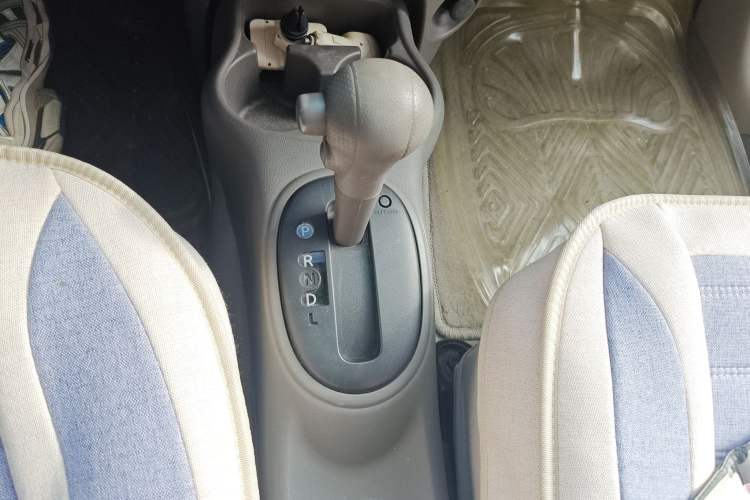 Used Nissan Sunny 2011 1.5XE CVT Comfort Edition Gear Lever