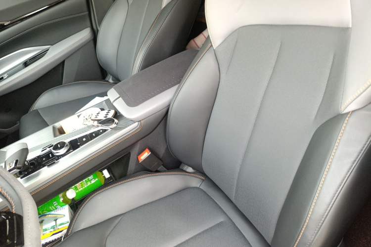 Used CHANGAN OSHAN Z6 2023 Blue Whale 1.5T DCT Smart-Led City Edition Left Front Seat