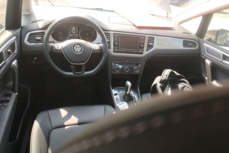 Used Volkswagen Golf Sportsvan 2019 280TSI Automatic Trendy Model China VI Standard Center Console