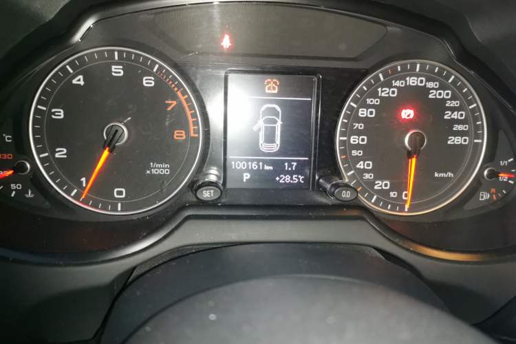 Used Audi Q5 2018 Collector's Edition 40 TFSI Ambition Model Odometer Close Up