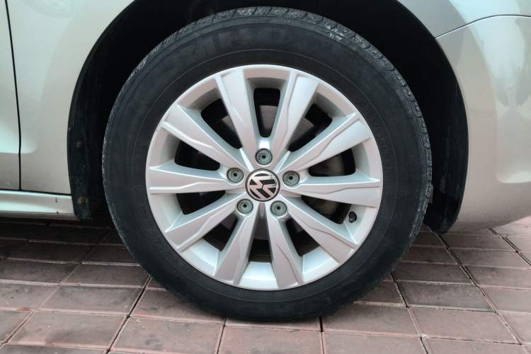 Used Volkswagen Sagitar 2014 Revised Version 1.4TSI Automatic Luxury Edition Right Front Wheel Hub