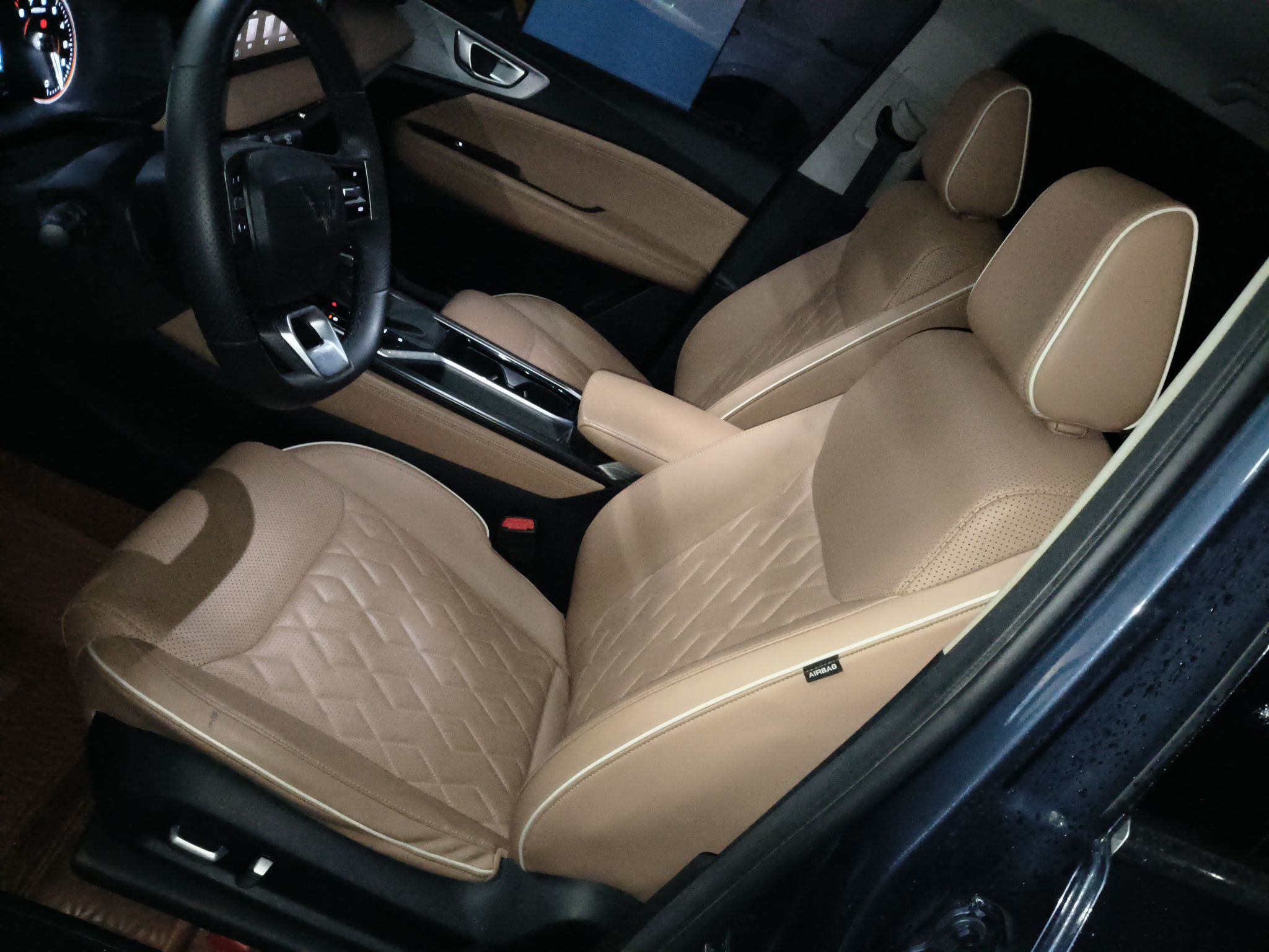 Переднее сиденье в автомобиле