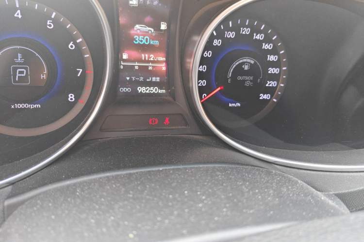 Used Hyundai Santa Fe 2013 2.4L Automatic Two-Wheel Drive Smart Version Odometer Close Up