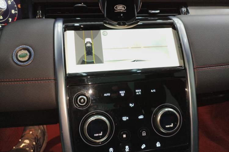 Used Land Rover Discovery Sport 2022 249 PS Metropolitan Edition 5 Seats Audio And AC Panel