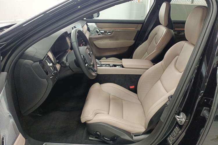 Used Volvo S90 New Energy 2026 Plug-in Hybrid Four-Wheel Drive Long-Range Luxury Smart Edition
