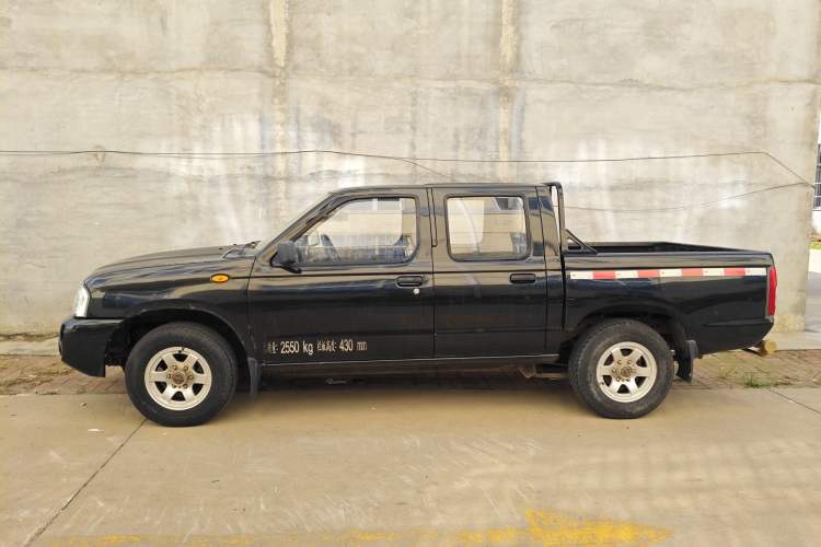 Used Nissan D22 2013 2.4L Gasoline Two-Wheel-Drive Premium Model