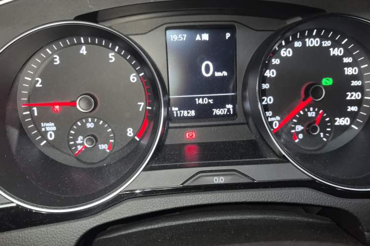 Used Volkswagen Magotan 2019 330TSI DSG Luxury Version China VI Standard Odometer Close Up