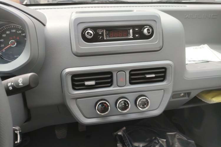 Used Wuling Yangguang 2024 300KM Comfort Version Passenger Van 75kW