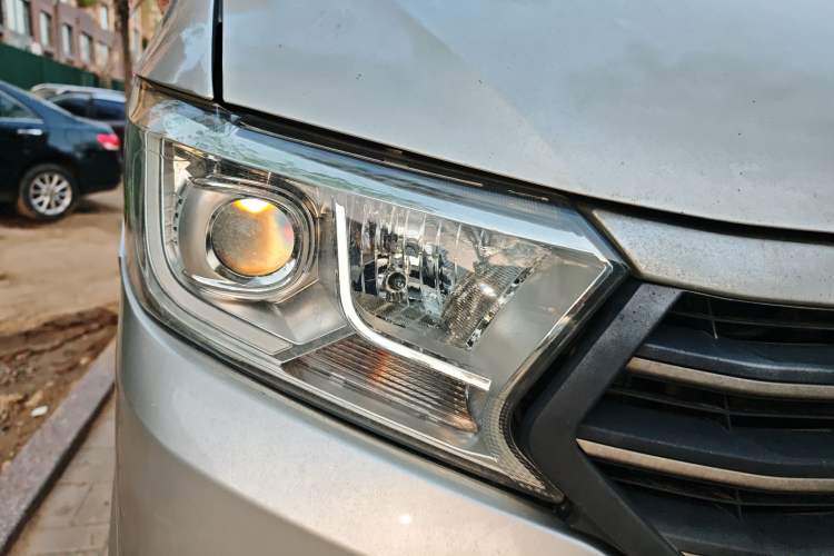 Used CHANGAN KUAYUE Xing V3 2023 1.3L Gasoline Comfort Edition 5-Seater Van Right Front Headlight