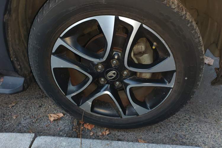 Used Soueast DX7 2017 1.5T Automatic White Rider Trim Right Front Wheel Hub