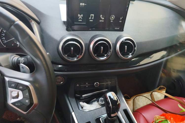 Used Wey VV5 2017 2.0T Ultra-Luxury Version Audio And AC Panel