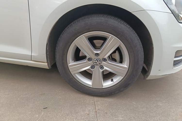 Used Volkswagen Golf 2017 1.6L Automatic Comfort Million-Vehicle Anniversary Edition Right Front Wheel Hub