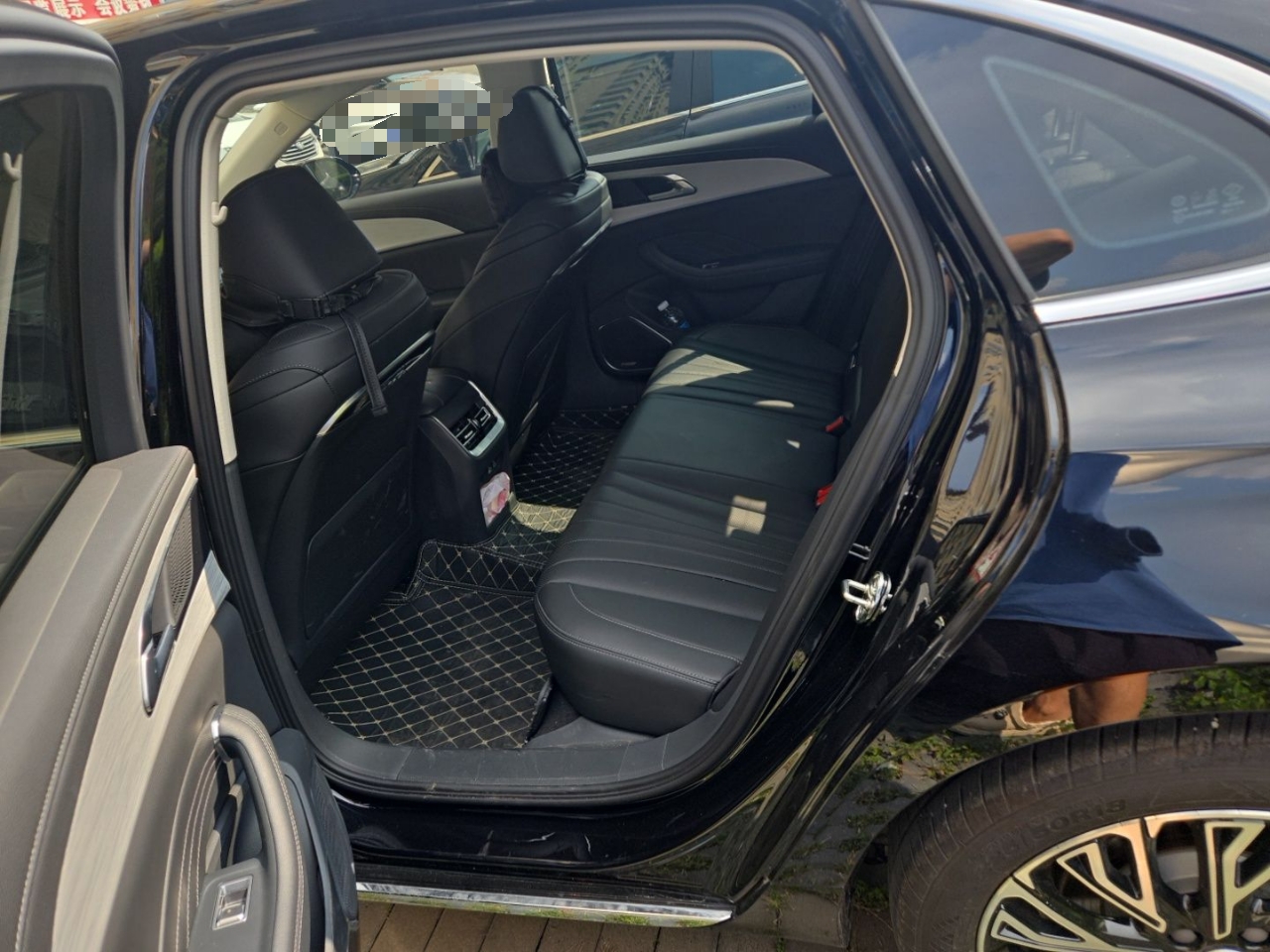 Hongqi H5 2025 2.0T Automatic Flag Edition – 500 000 Units Commemorative Version — снимка 17