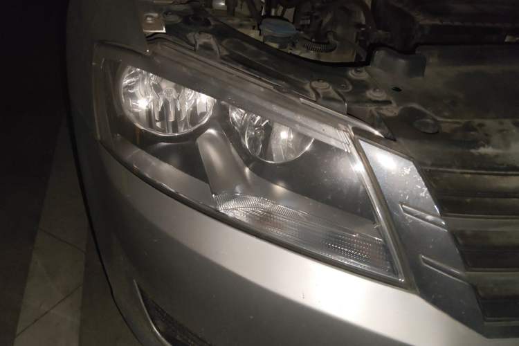 Used Volkswagen Lavida 2013 Revised Classic 1.6L Manual Fashion Edition Right Front Headlight