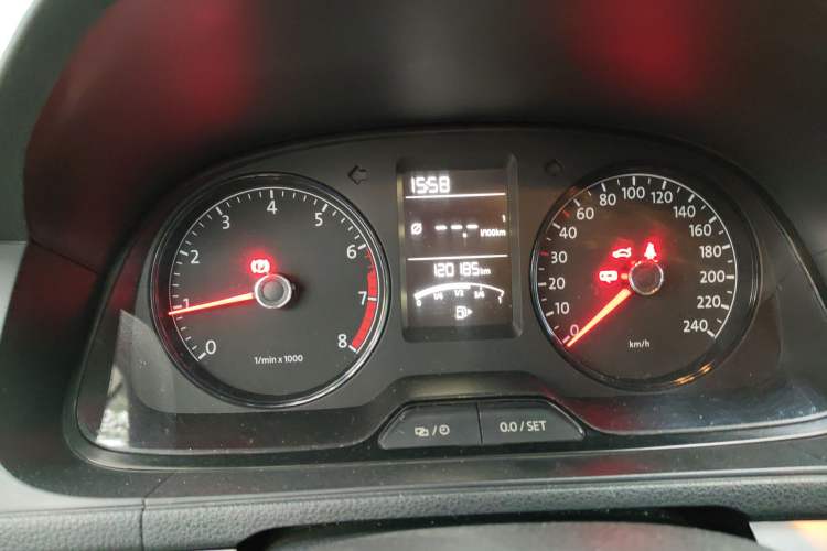 Used Volkswagen Gran Lavida 2013 1.6L Manual Fashion Model