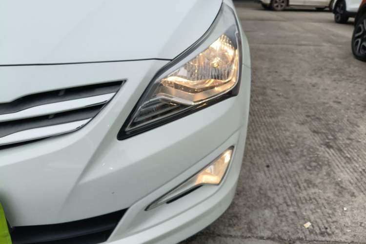 Used Hyundai Verna (older generation) 2014 1.4L Automatic Smart GLS Left Front Headlight