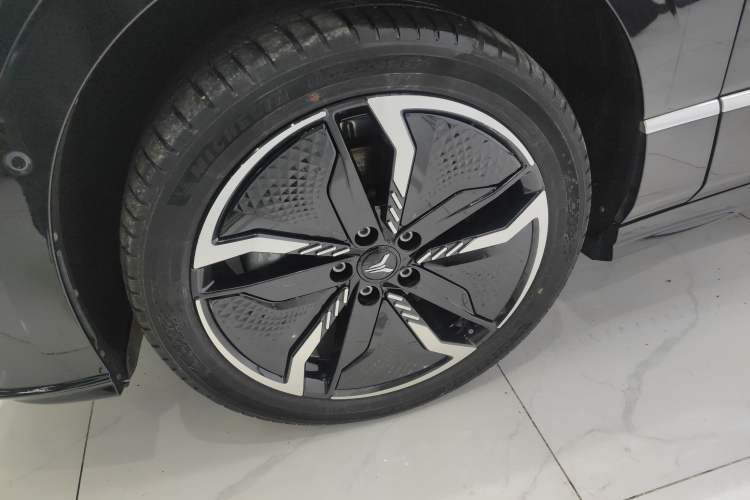 Used VOYAH PASSION 2023 Four-Wheel Drive Flagship Edition Left Front Wheel Hub